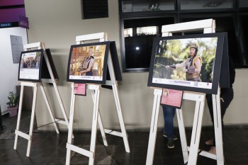 Paço Municipal recebe exposição sobre conscientização do câncer de mama
