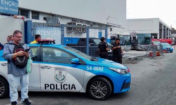 Criminosos sequestram 9 ônibus para fechar rua durante operação no Rio