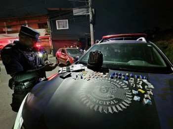 GCM de Itaquá detém suspeito por tráfico e descobre desmanche clandestino com mais de 300 peças