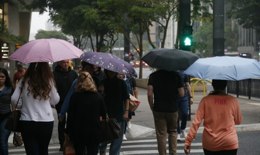 Mesmo com chuva fraca, São Paulo registra falta de luz em bairros