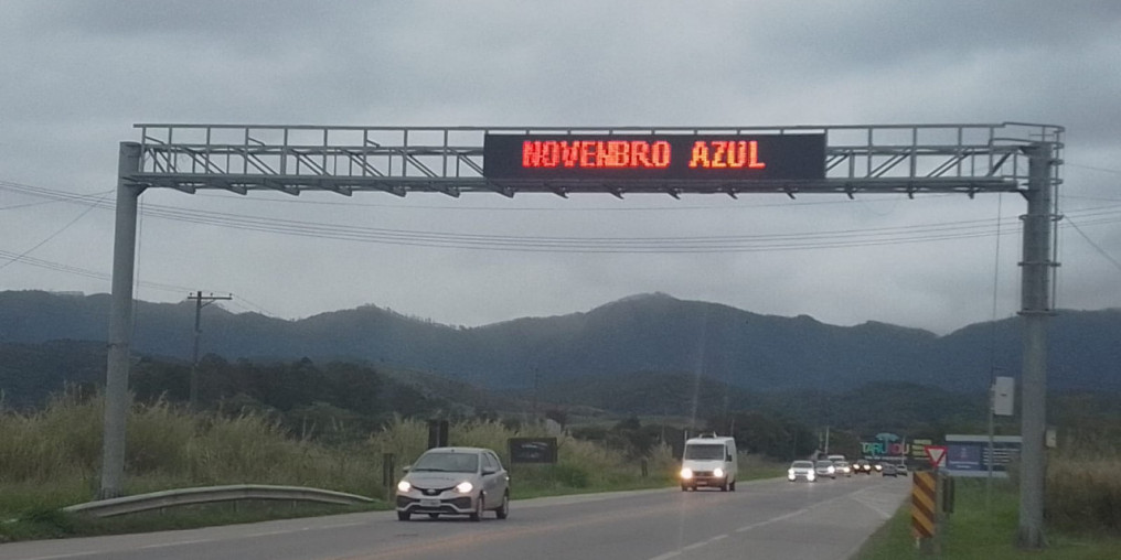 Painéis exibem mensagens sobre o câncer de próstata