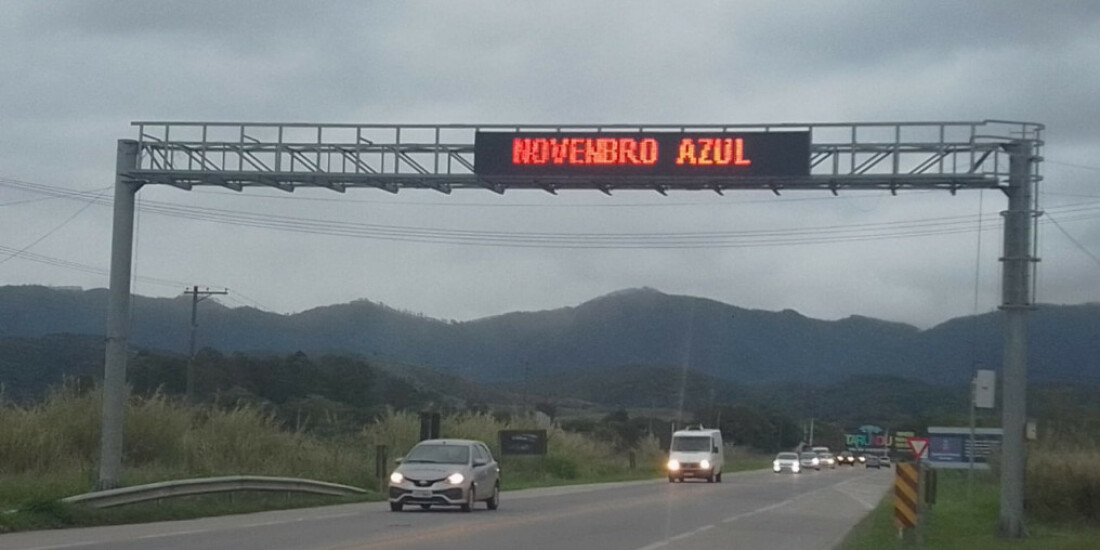 Painéis exibem mensagens sobre o câncer de próstata