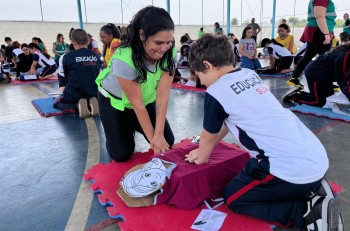 Alunos de escola em Suzano recebem treinamento de Reanimação Cardiopulmonar