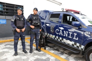 Canil da GCM recupera van roubada durante sequestro e prende suspeito em Suzano