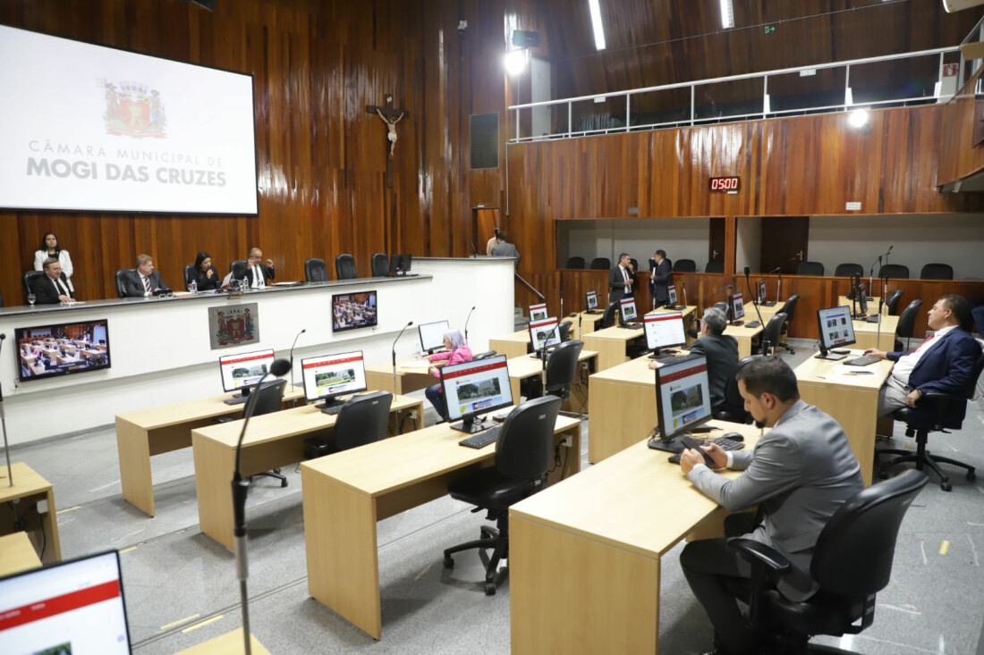 Câmara de Mogi aprova homenagens para senador, maestro e escola 