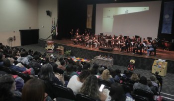 Educadores participam da abertura do I Fórum de Educação para a Infância de Mogi