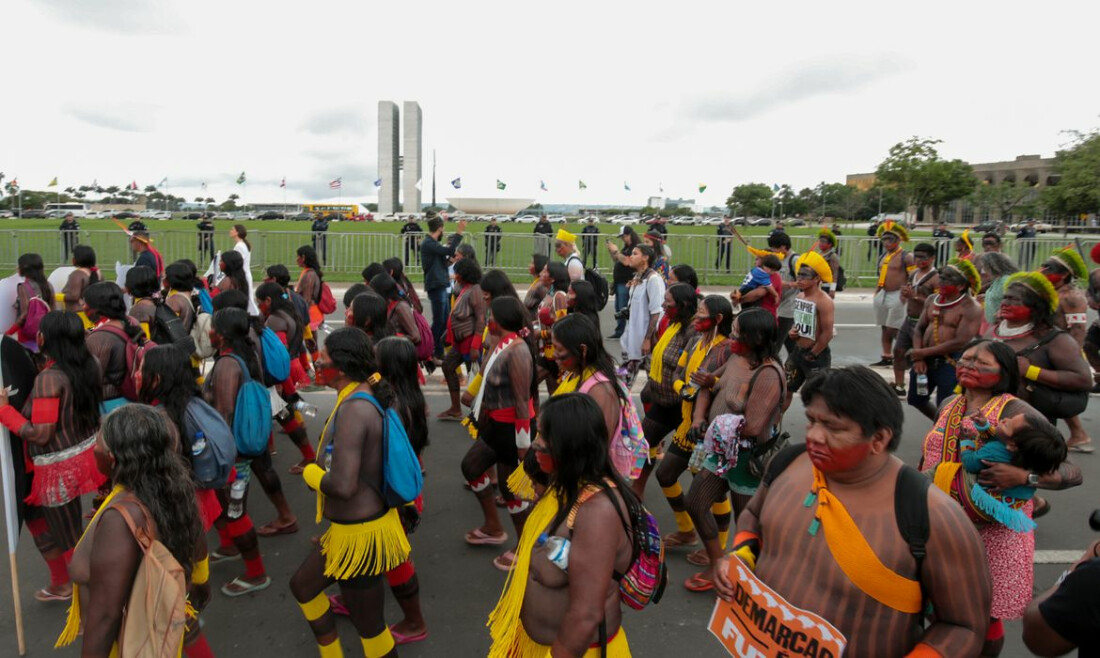 Indígenas marcham em Brasília contra marco temporal