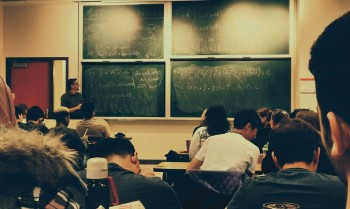 Investimento em educação está diminuindo, diz relatório internacional