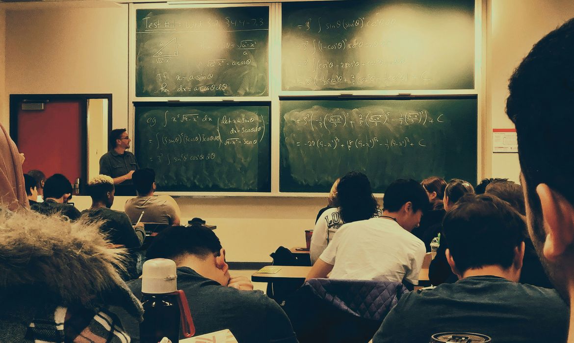 Investimento em educação está diminuindo, diz relatório internacional