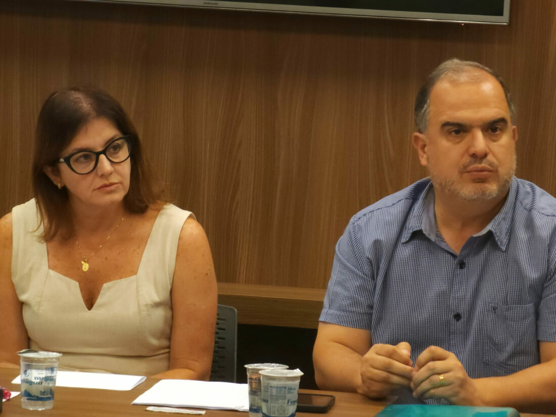 Mara Bertaiolli coordena a primeira reunião com o grupo de transição