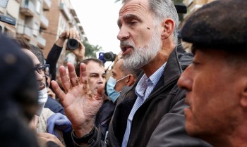 Protestos na Espanha interrompem visita do rei em área com enchentes