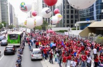Movimentos sociais fazem protesto na capital em defesa da Petrobras