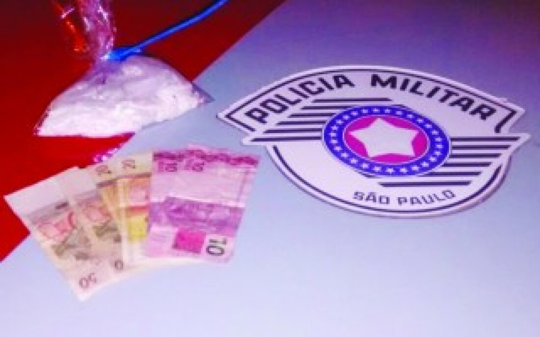 Feirante é surpreendido com drogas