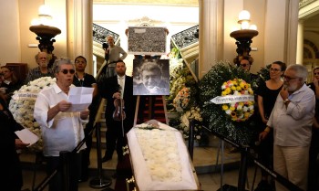 Familiares e amigos dão o último adeus ao fotógrafo Evandro Teixeira