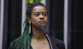 Deputada negra diz que sofreu ataques racistas e ameaça de morte
