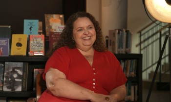 Trilha de Letras, da TV Brasil, recebe escritora Socorro Acioli