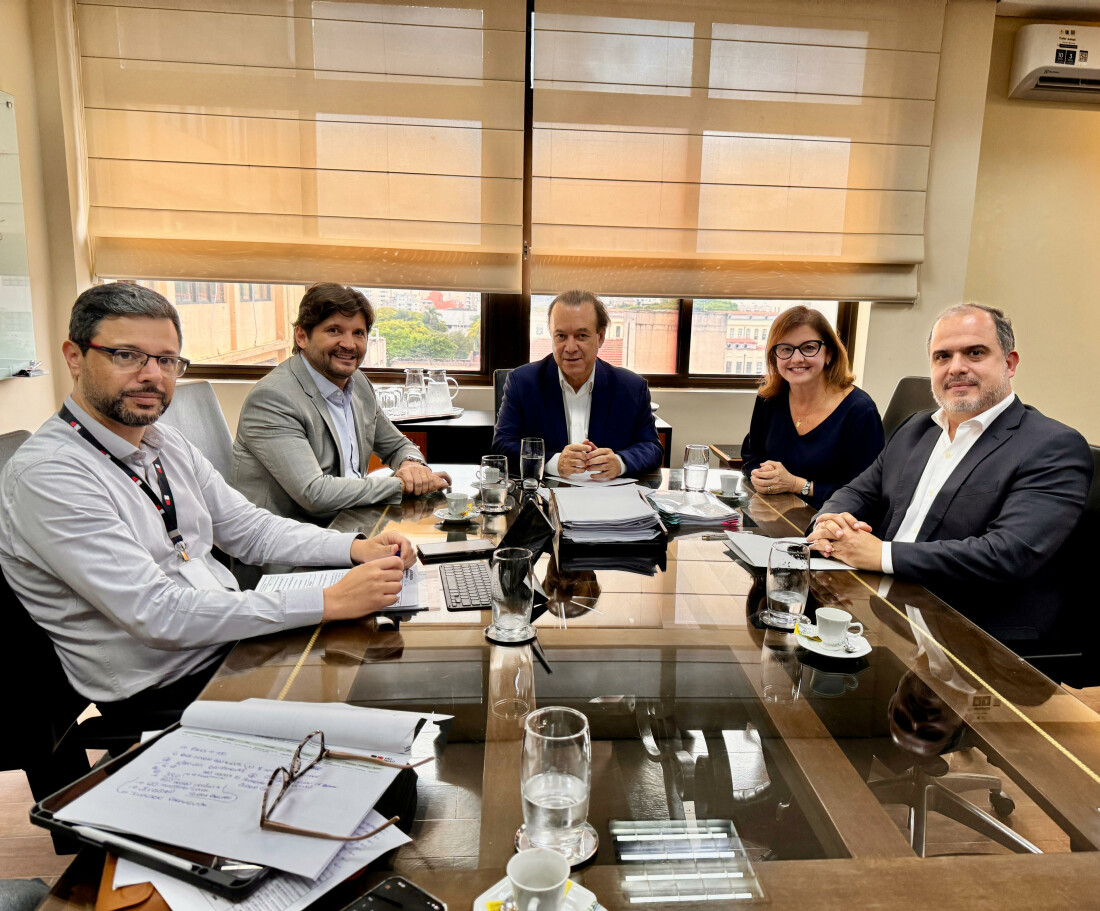 Mara Bertaiolli apresenta demandas de Mogi ao secretário de Estado da Saúde