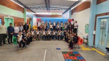 Artur Takayama visita escola contemplada com verba para compra de instrumentos 