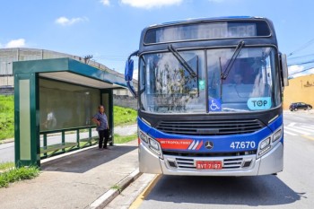 Trânsito de Ferraz inicia instalação de novos pontos de ônibus