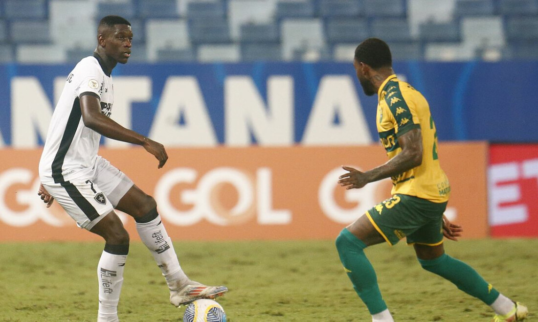 Botafogo joga para tentar manter vantagem na ponta do Brasileiro