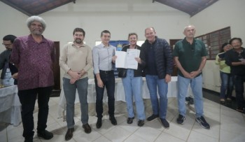 Mogi entrega títulos de regularização para moradores do Condomínio Beija-Flor