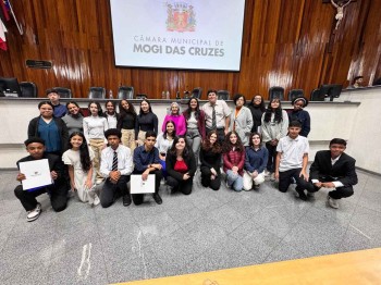 Estudantes do Ensino Fundamental participam de sessão do Parlamento Estudantil 