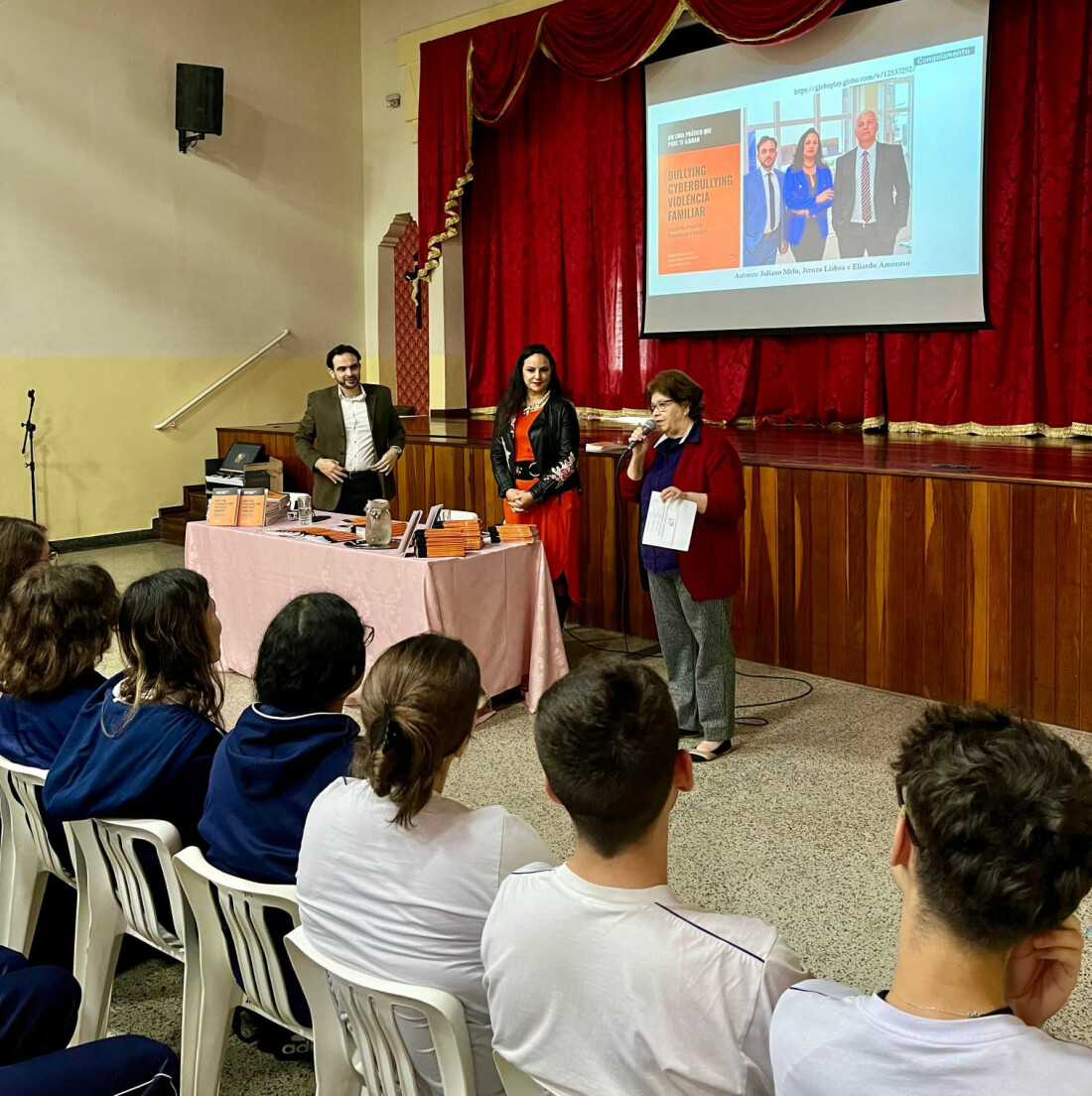 Autores de livro sobre bullying fazem sessão de autógrafos em escola de Mogi
