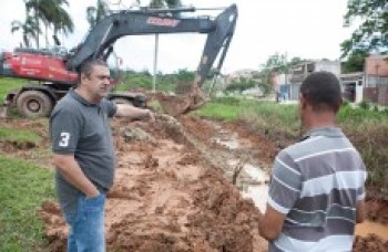 Poá faz limpeza de córrego no Jardim Tamandaré