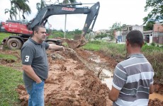 Poá limpa córrego no Jd. Tamandaré