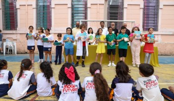 Publicações sobre Mogi com a Turma da Mônica são entregues na EM Coronel Almeida
