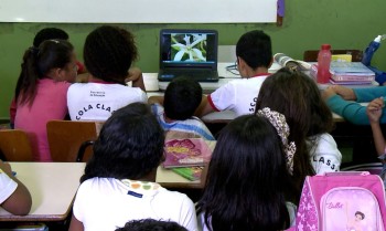 Caminhos da Reportagem: metade das escolas descumpre lei antirracista
