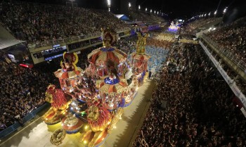 Desfile de escolas do Rio abrem comemoração do Dia Nacional do Samba