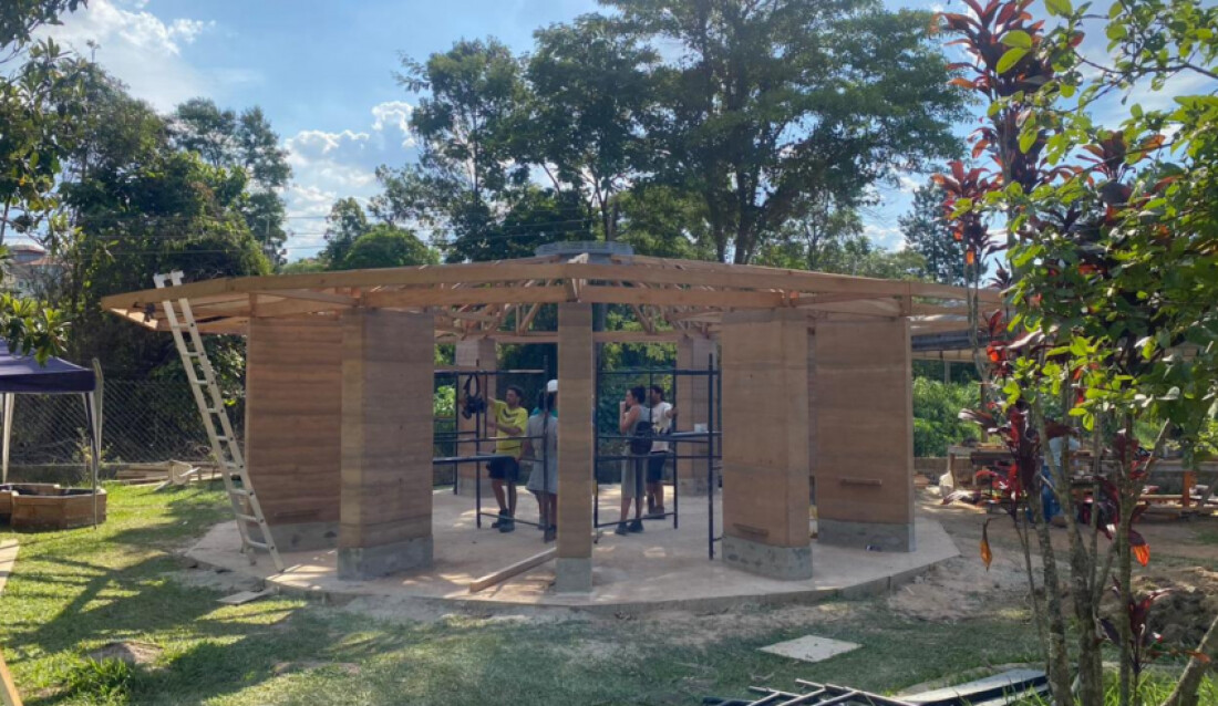 Cerca de 80 voluntários e técnicos participam do projeto Uma Escola Sustentável