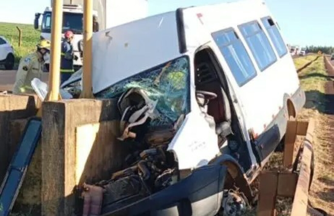 Homem morre em acidente com van que saiu de Mogi para a Argentina 