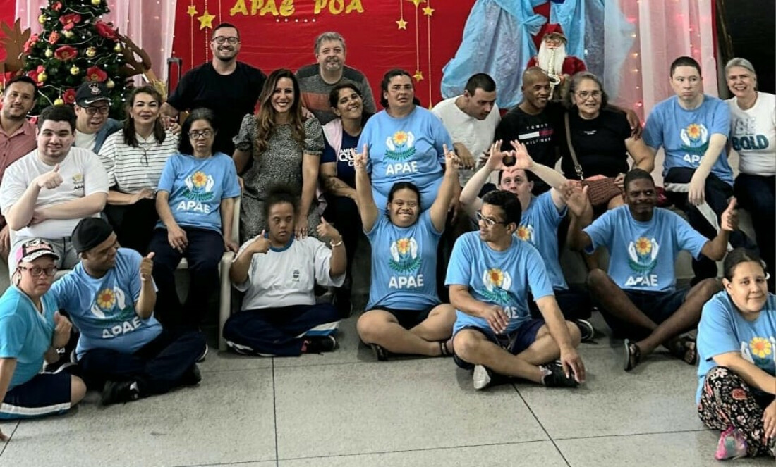 Flavia Souza participa do aniversário de 32 anos da APAE de Poá 