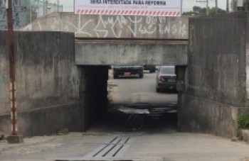 Itaquá interdita passagem subterrânea no bairro Estação para reforma: