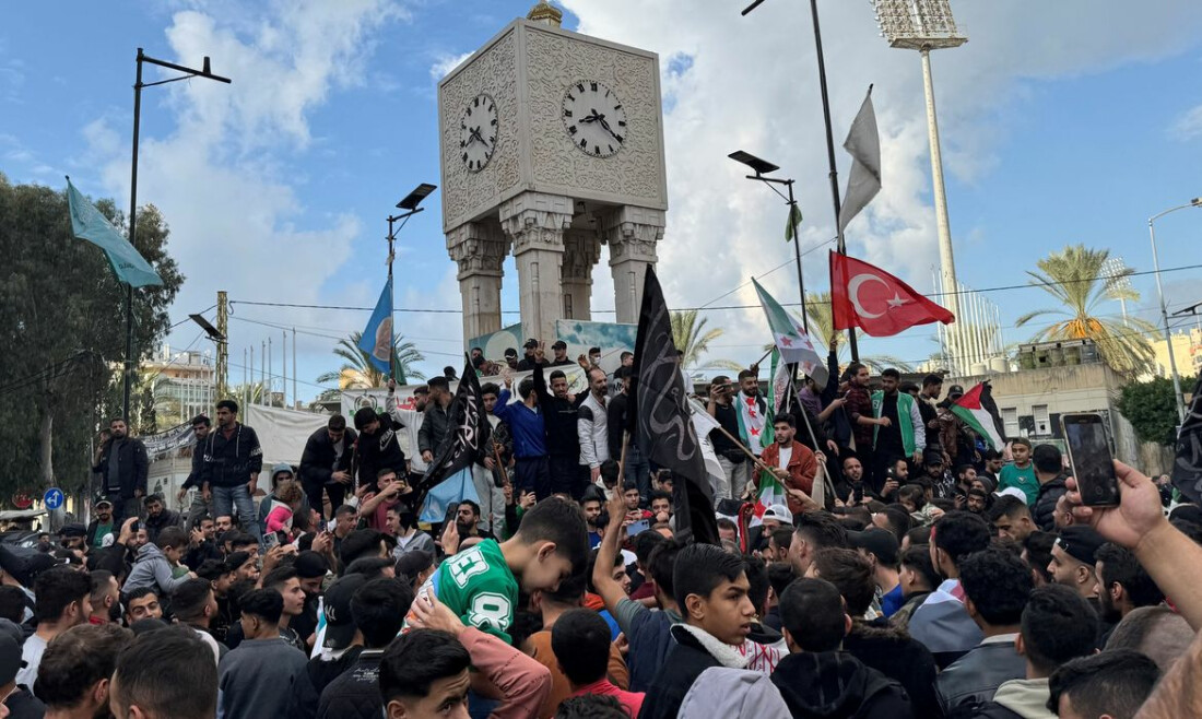 Rebeldes sírios arrombam celas e denunciam abusos do regime