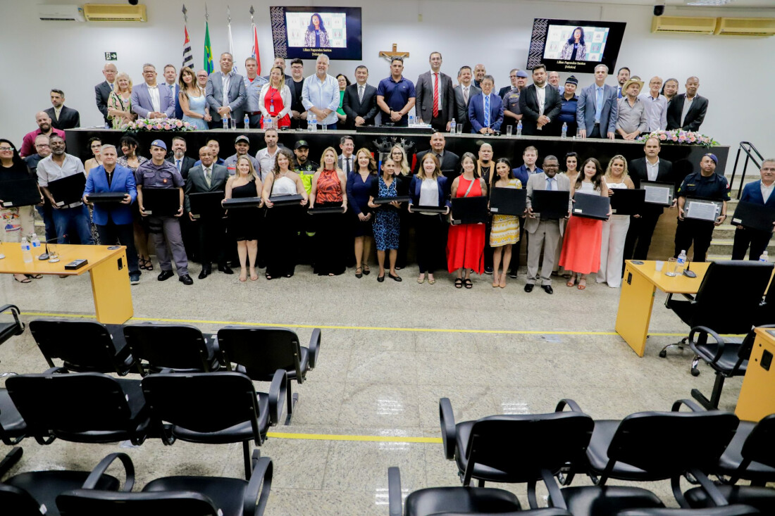Profissionais do Ano 2024 são homenageados na Câmara de Suzano