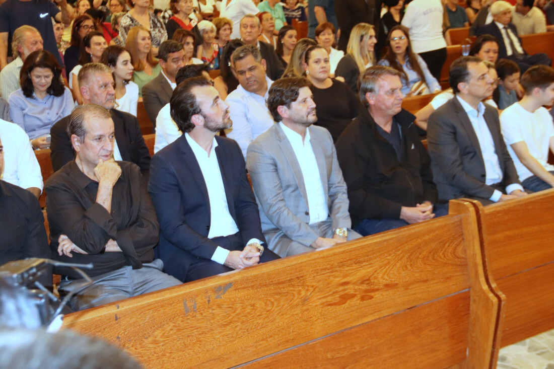 Bolsonaro participa da missa de 7º dia da mãe de Valdemar Costa Neto 