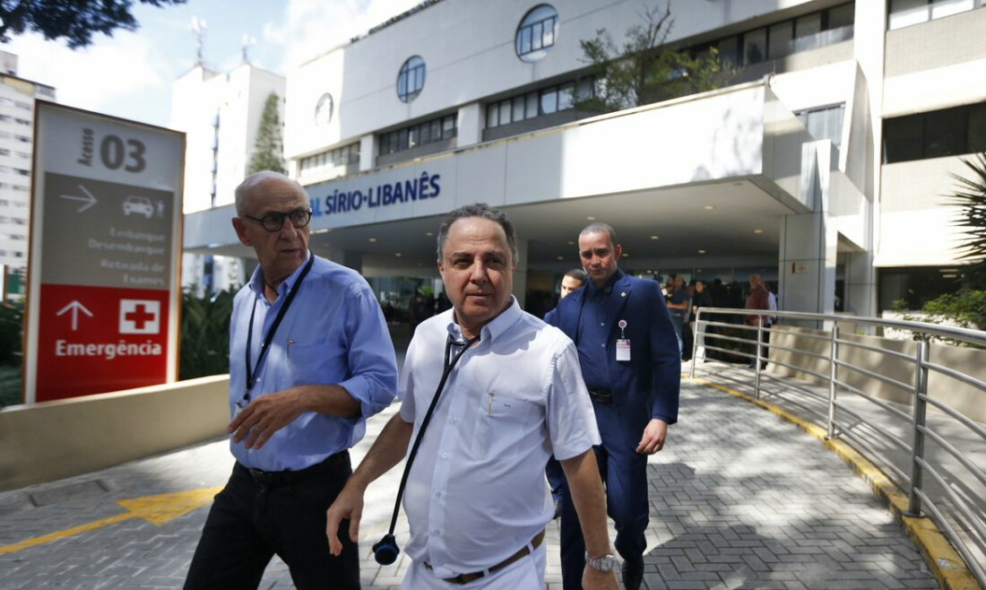 Médico diz que Lula está bem, sentado e conversando