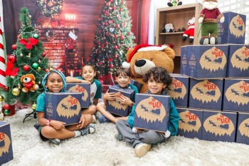 Prefeitura de Ferraz entrega kits natalinos nas escolas municipais