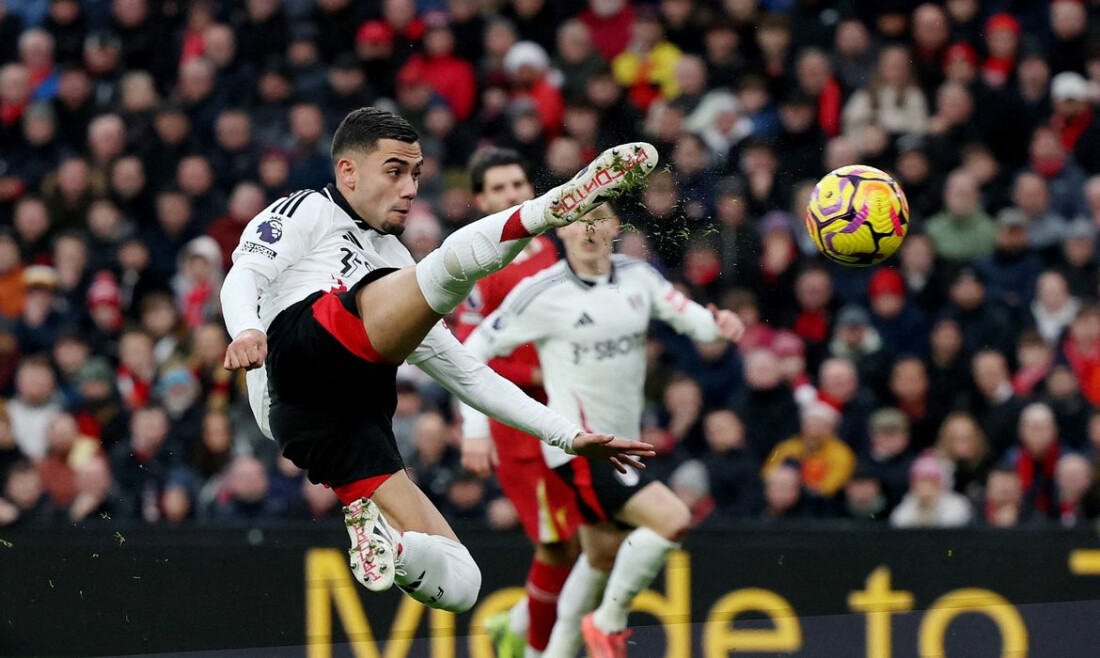 Brasileiros marcam pelo Fulhram em empate por 2 a 2 com o Liverpool