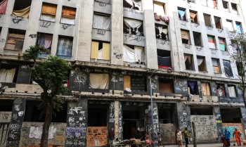 Prédio onde vivem mais de 100 famílias é desocupado no Rio