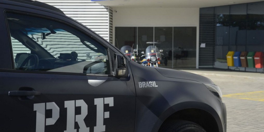 PRF e Receita apreendem 50 mil aventais cirúrgicos na Via Dutra