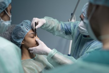 Dezembro Laranja: cirurgia plástica é importante no tratamento de tumores de pele