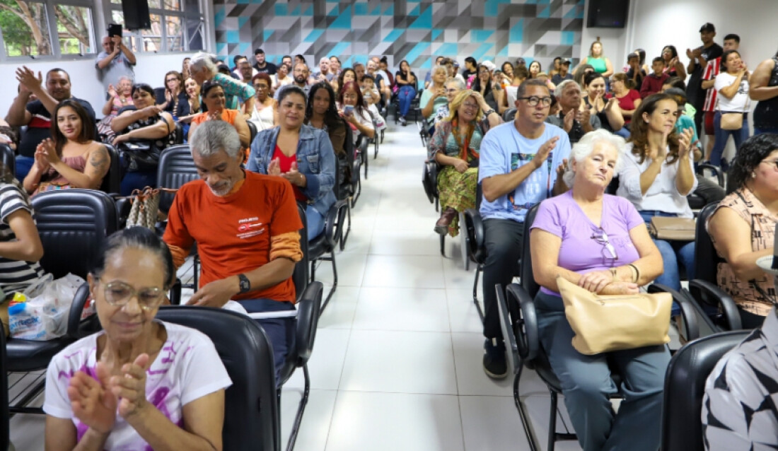Mogi entrega mais 119 títulos de regularização fundiária para moradores de três núcleos