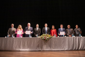Prefeito reeleito e vice de Guararema são diplomados em cerimônia em Mogi