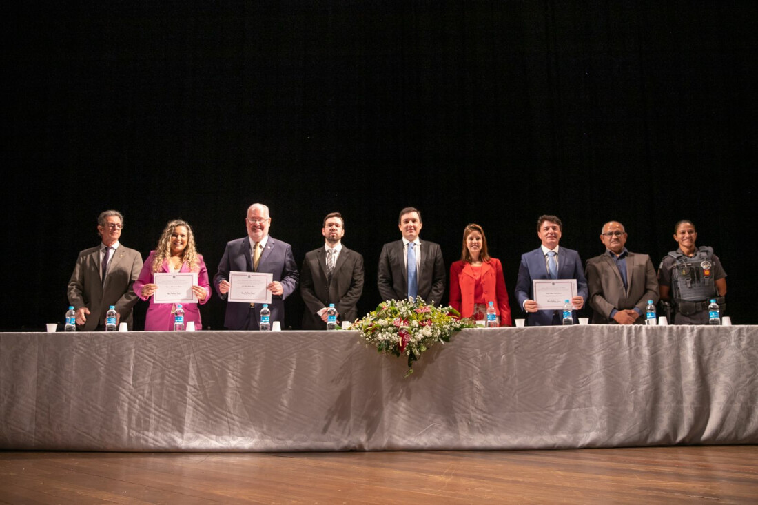 Prefeito reeleito e vice de Guararema são diplomados em cerimônia em Mogi