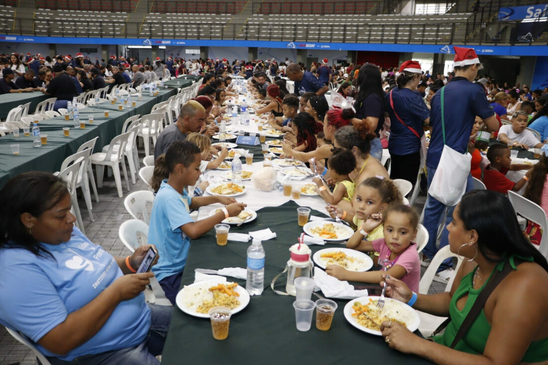 Fundo Social distribui mil brinquedos e 2 mil refeições durante ‘Almoço de Natal’