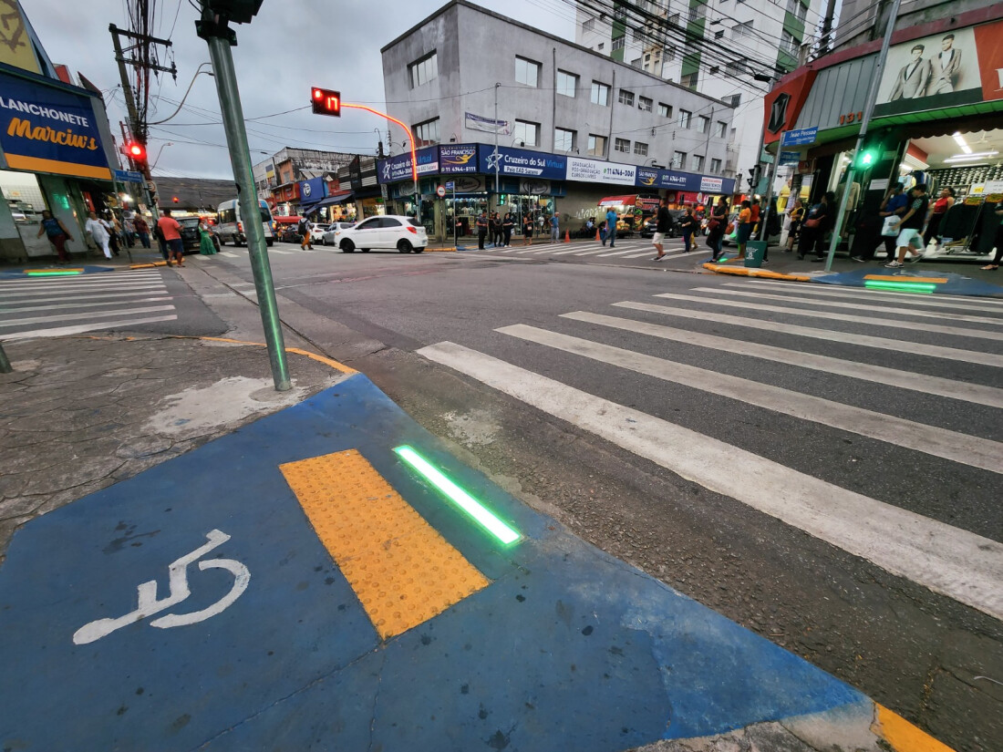 Transporte de Suzano reforça sinalização em semáforos com luz de LED